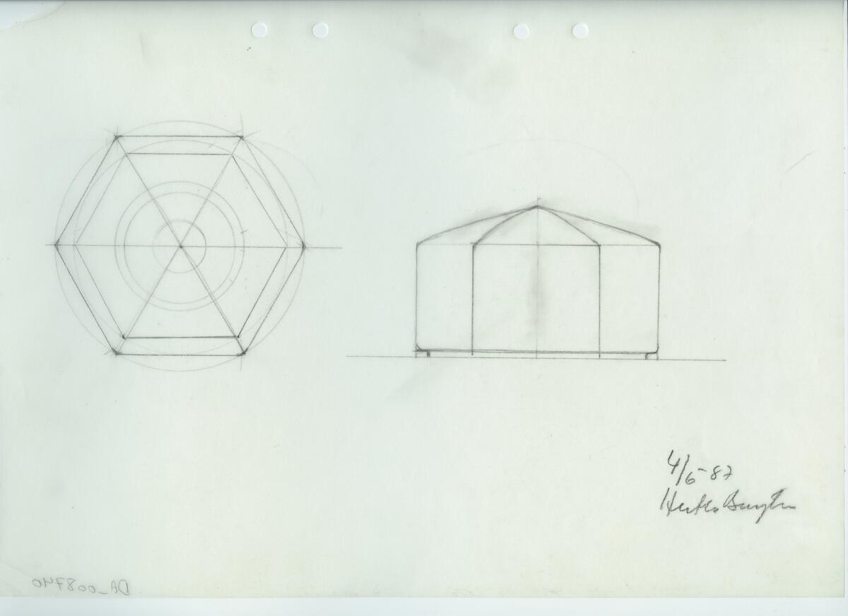Skisser och referensmaterial till olika porslin- och glasföremål som grytor, kannor, koppar med fat, servisglas m.m. Bland annat formgivning för Rosenthal. Några skisskopior av Tapio Wirkkalas formgivning för Venini - inspirationsmaterial?