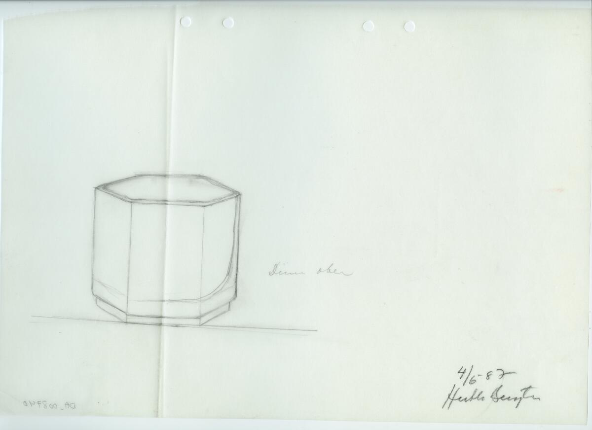 Skisser och referensmaterial till olika porslin- och glasföremål som grytor, kannor, koppar med fat, servisglas m.m. Bland annat formgivning för Rosenthal. Några skisskopior av Tapio Wirkkalas formgivning för Venini - inspirationsmaterial?