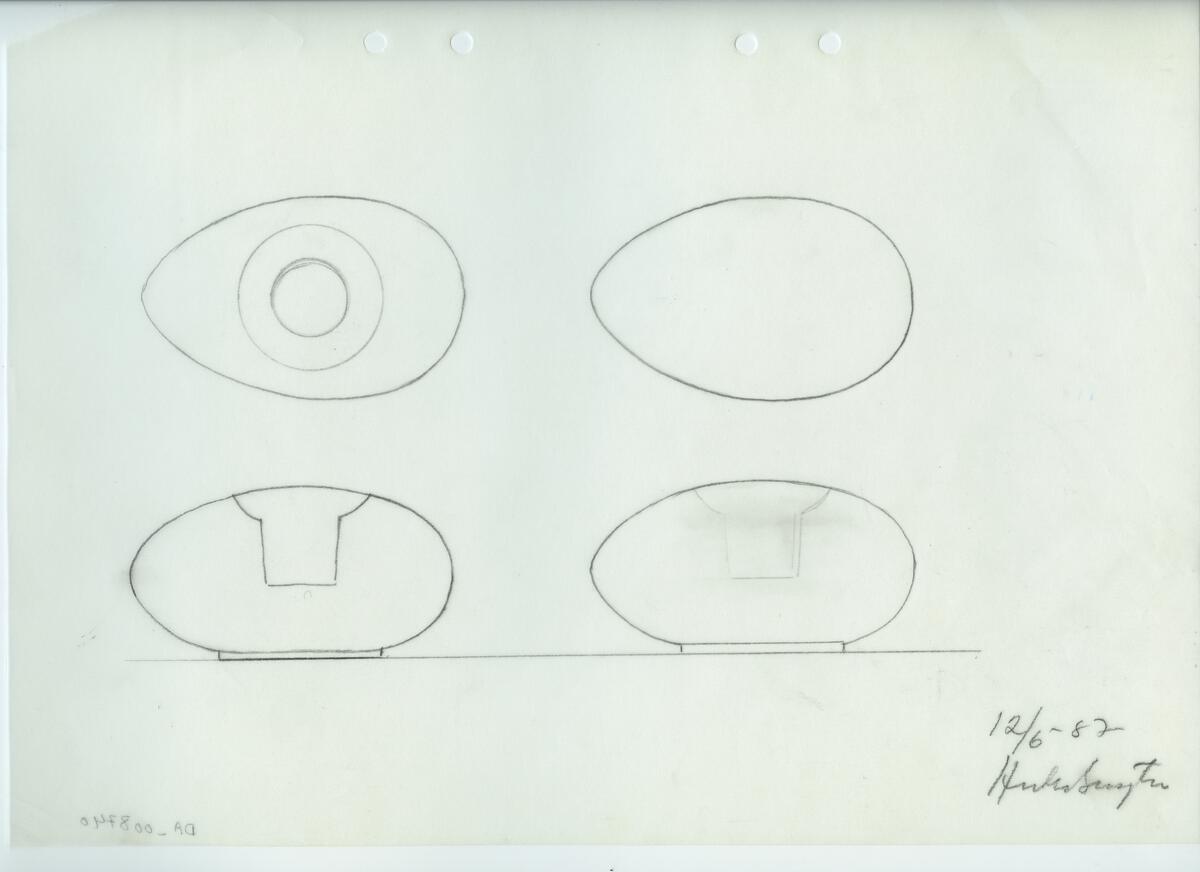 Skisser och referensmaterial till olika porslin- och glasföremål som grytor, kannor, koppar med fat, servisglas m.m. Bland annat formgivning för Rosenthal. Några skisskopior av Tapio Wirkkalas formgivning för Venini - inspirationsmaterial?