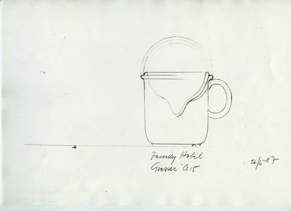 Skisser och referensmaterial till olika porslin- och glasföremål som grytor, kannor, koppar med fat, servisglas m.m. Bland annat formgivning för Rosenthal. Några skisskopior av Tapio Wirkkalas formgivning för Venini - inspirationsmaterial?