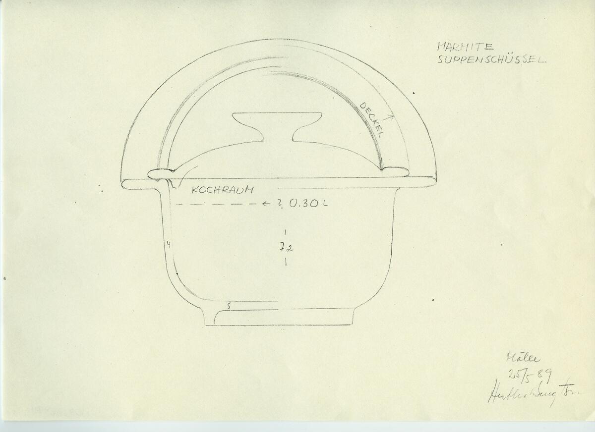 Skisser och referensmaterial till olika porslin- och glasföremål som grytor, kannor, koppar med fat, servisglas m.m. Bland annat formgivning för Rosenthal. Några skisskopior av Tapio Wirkkalas formgivning för Venini - inspirationsmaterial?