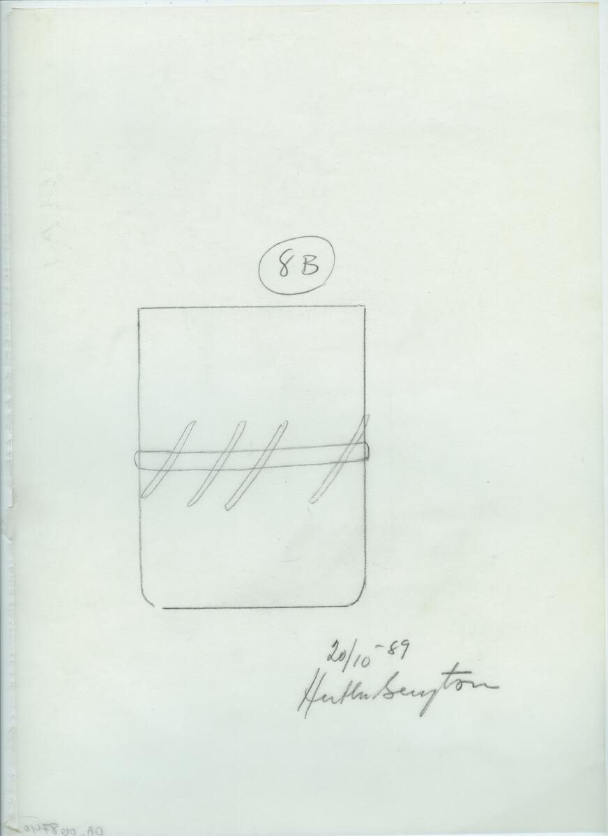 Skisser och referensmaterial till olika porslin- och glasföremål som grytor, kannor, koppar med fat, servisglas m.m. Bland annat formgivning för Rosenthal. Några skisskopior av Tapio Wirkkalas formgivning för Venini - inspirationsmaterial?