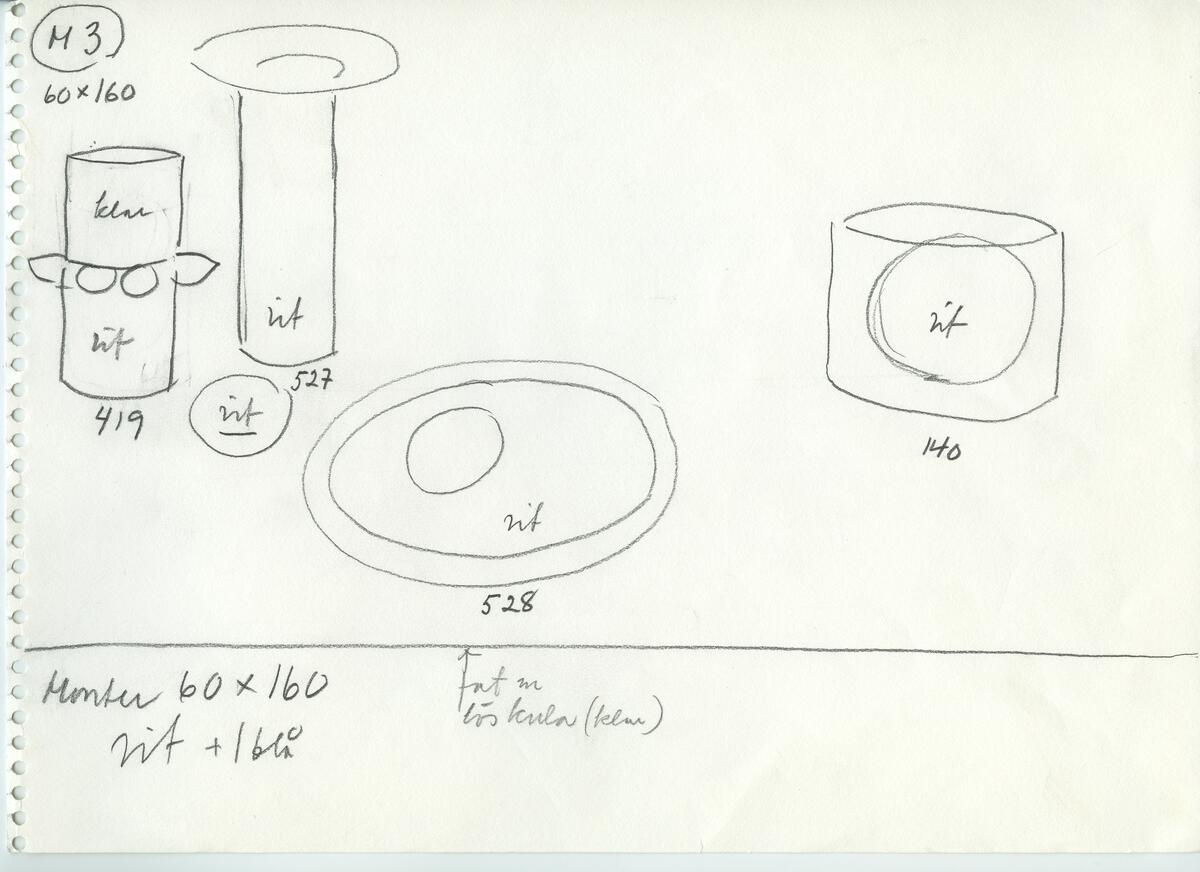 Skisser och referensmaterial till olika porslin- och glasföremål som grytor, kannor, koppar med fat, servisglas m.m. Bland annat formgivning för Rosenthal. Några skisskopior av Tapio Wirkkalas formgivning för Venini - inspirationsmaterial?