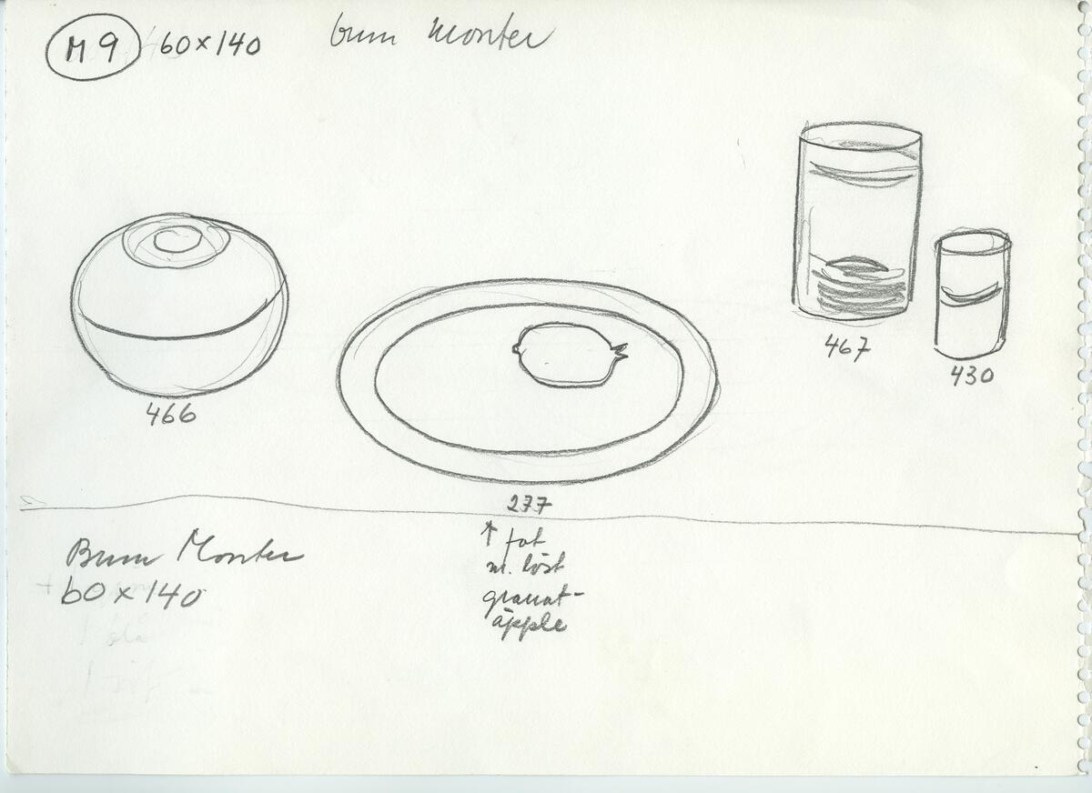 Skisser och referensmaterial till olika porslin- och glasföremål som grytor, kannor, koppar med fat, servisglas m.m. Bland annat formgivning för Rosenthal. Några skisskopior av Tapio Wirkkalas formgivning för Venini - inspirationsmaterial?