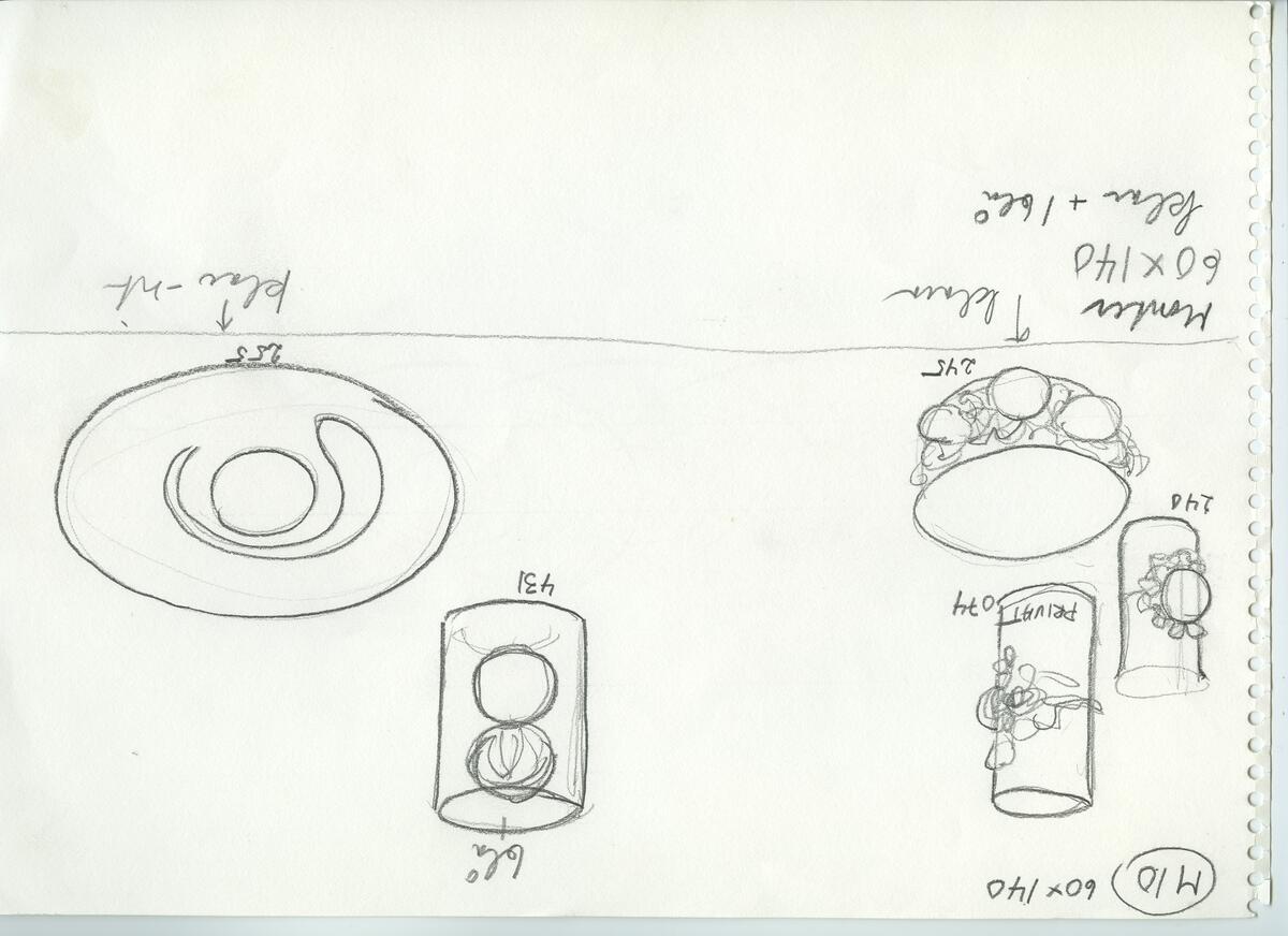 Skisser och referensmaterial till olika porslin- och glasföremål som grytor, kannor, koppar med fat, servisglas m.m. Bland annat formgivning för Rosenthal. Några skisskopior av Tapio Wirkkalas formgivning för Venini - inspirationsmaterial?