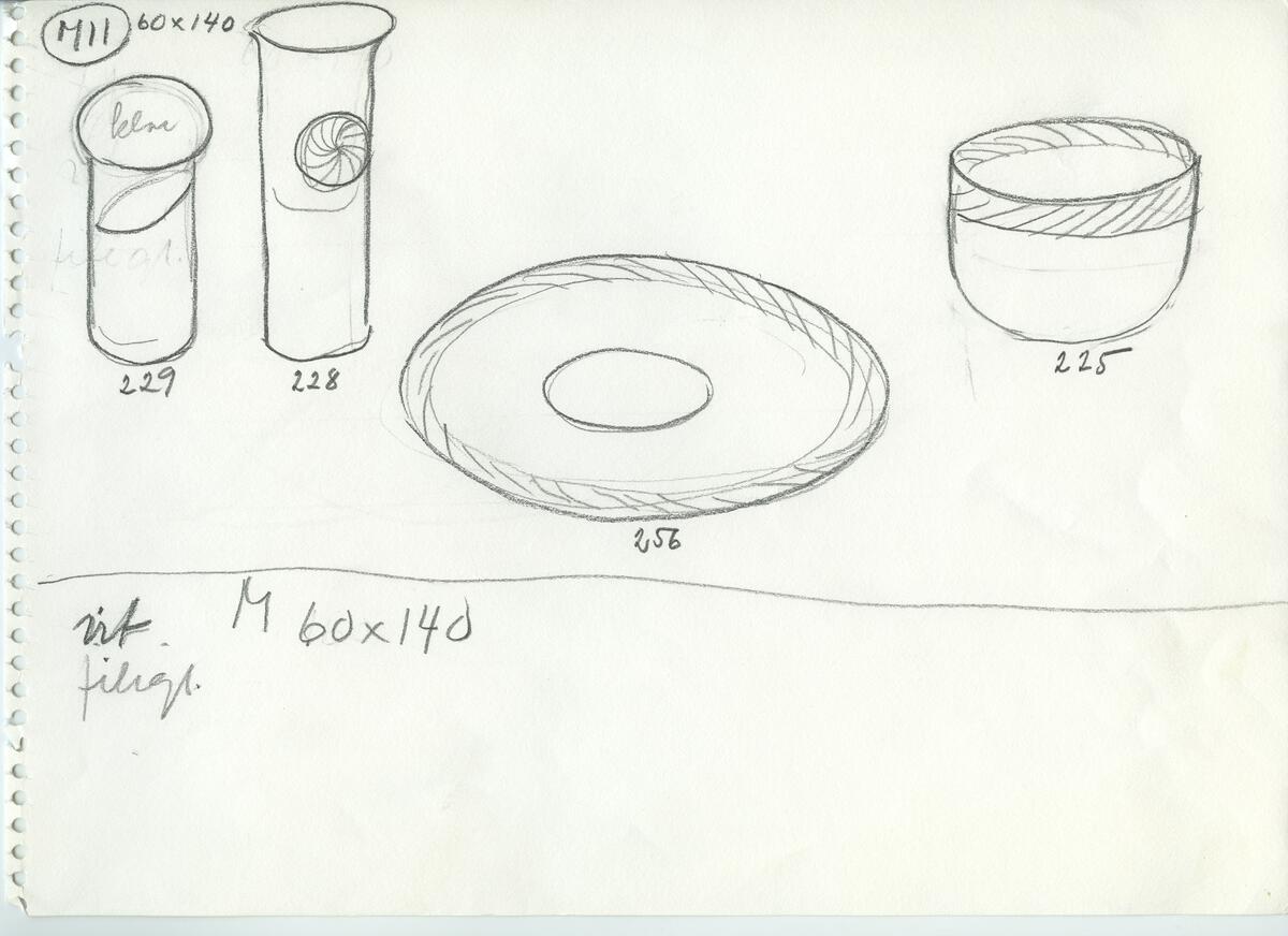 Skisser och referensmaterial till olika porslin- och glasföremål som grytor, kannor, koppar med fat, servisglas m.m. Bland annat formgivning för Rosenthal. Några skisskopior av Tapio Wirkkalas formgivning för Venini - inspirationsmaterial?