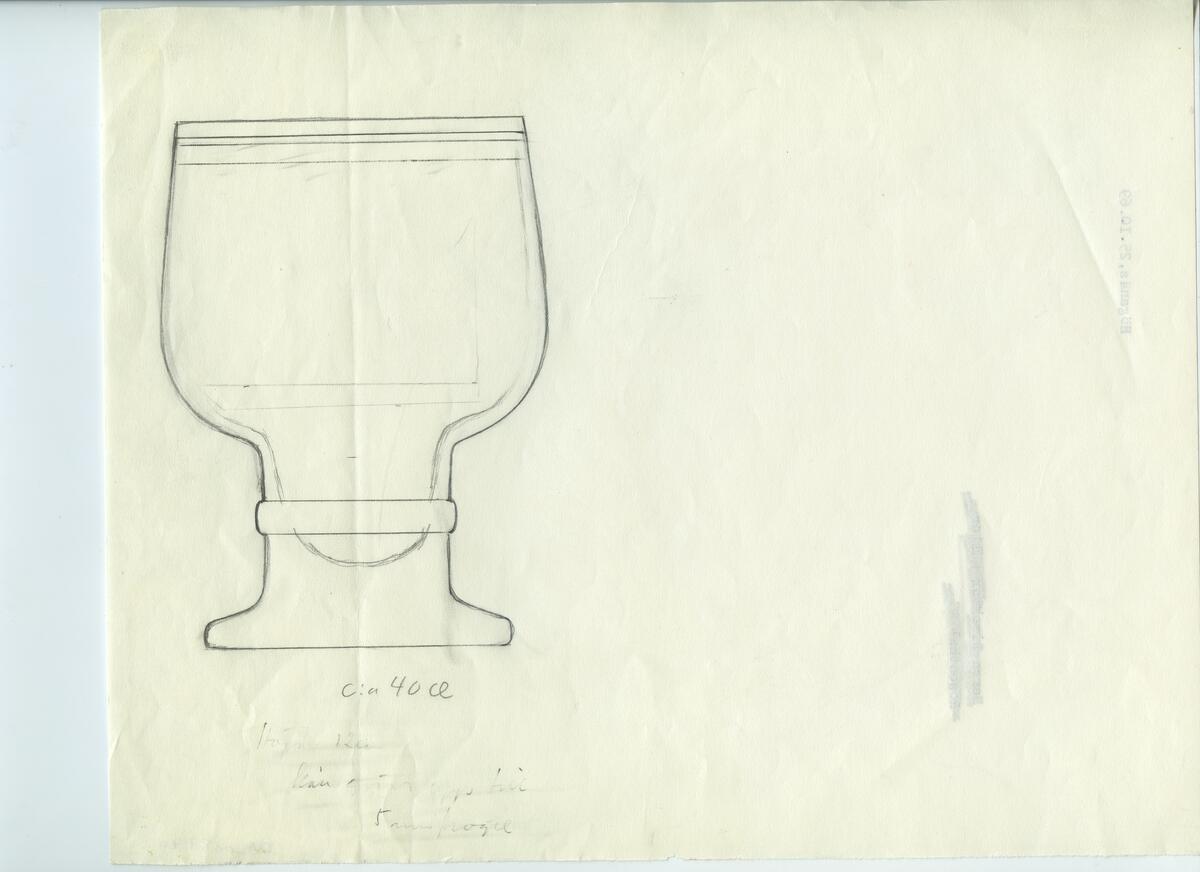 Skisser och referensmaterial till olika porslin- och glasföremål som grytor, kannor, koppar med fat, servisglas m.m. Bland annat formgivning för Rosenthal. Några skisskopior av Tapio Wirkkalas formgivning för Venini - inspirationsmaterial?