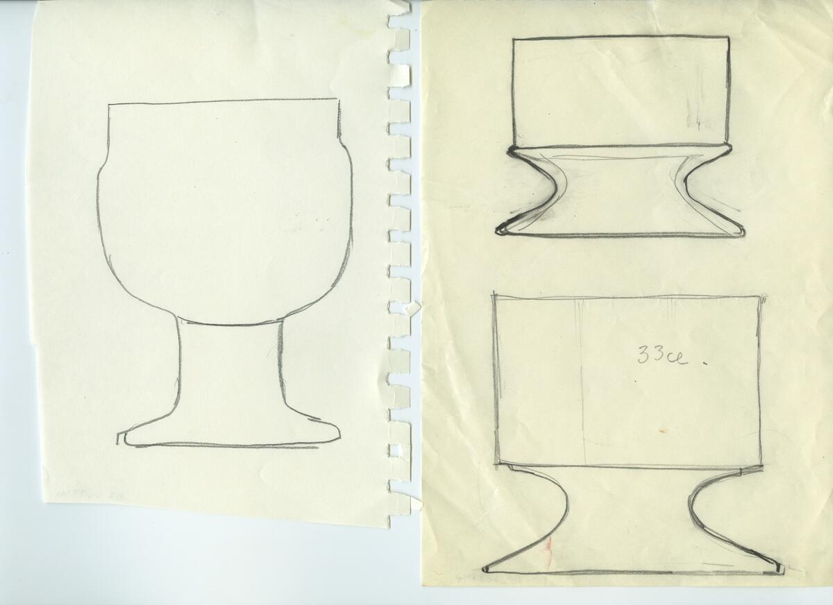Skisser och referensmaterial till olika porslin- och glasföremål som grytor, kannor, koppar med fat, servisglas m.m. Bland annat formgivning för Rosenthal. Några skisskopior av Tapio Wirkkalas formgivning för Venini - inspirationsmaterial?