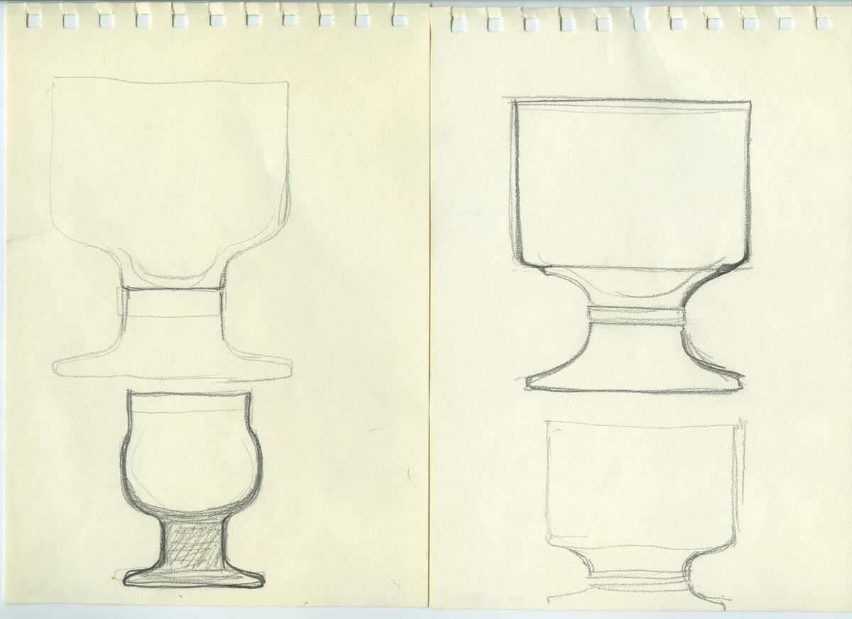 Skisser och referensmaterial till olika porslin- och glasföremål som grytor, kannor, koppar med fat, servisglas m.m. Bland annat formgivning för Rosenthal. Några skisskopior av Tapio Wirkkalas formgivning för Venini - inspirationsmaterial?