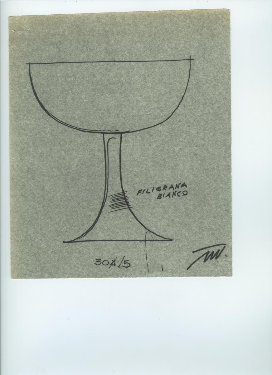 Skisser och referensmaterial till olika porslin- och glasföremål som grytor, kannor, koppar med fat, servisglas m.m. Bland annat formgivning för Rosenthal. Några skisskopior av Tapio Wirkkalas formgivning för Venini - inspirationsmaterial?