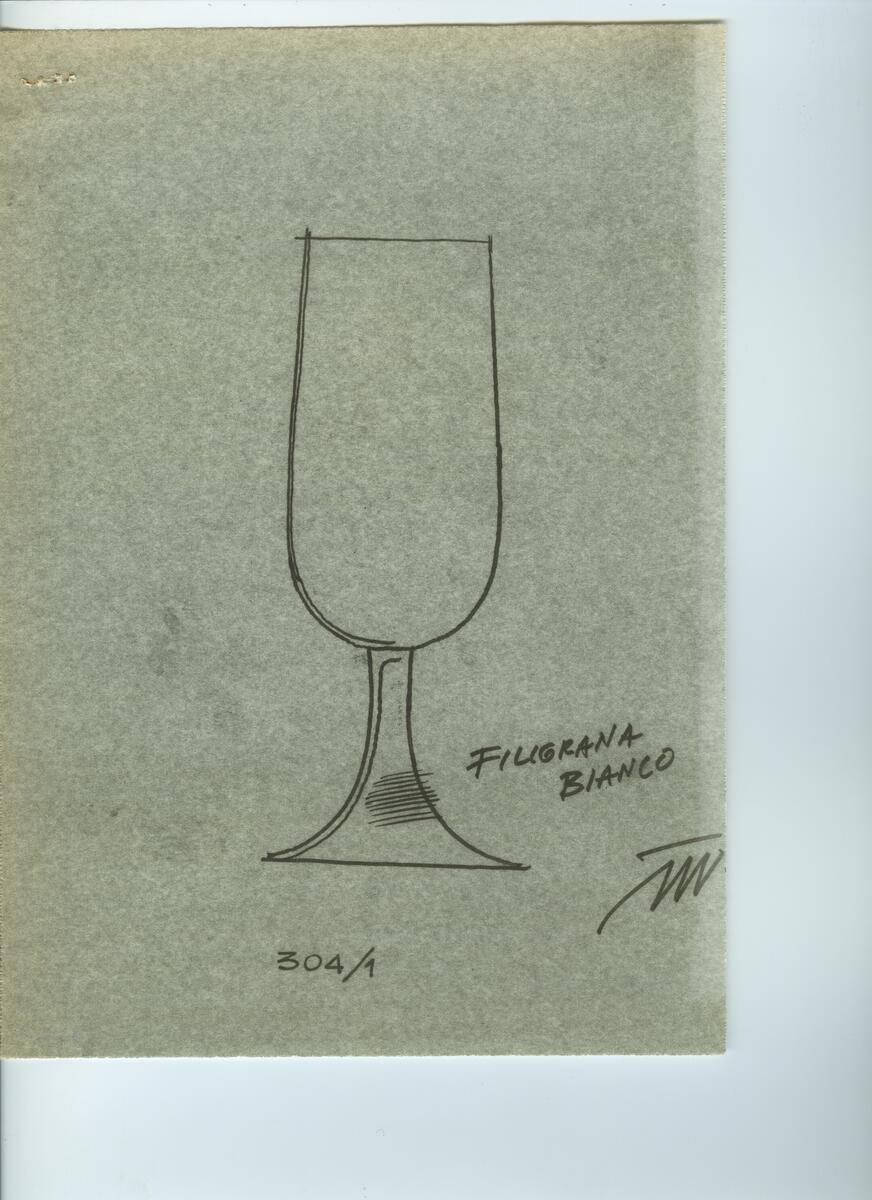 Skisser och referensmaterial till olika porslin- och glasföremål som grytor, kannor, koppar med fat, servisglas m.m. Bland annat formgivning för Rosenthal. Några skisskopior av Tapio Wirkkalas formgivning för Venini - inspirationsmaterial?