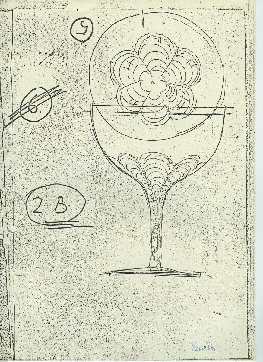 Skisser och referensmaterial till olika porslin- och glasföremål som grytor, kannor, koppar med fat, servisglas m.m. Bland annat formgivning för Rosenthal. Några skisskopior av Tapio Wirkkalas formgivning för Venini - inspirationsmaterial?