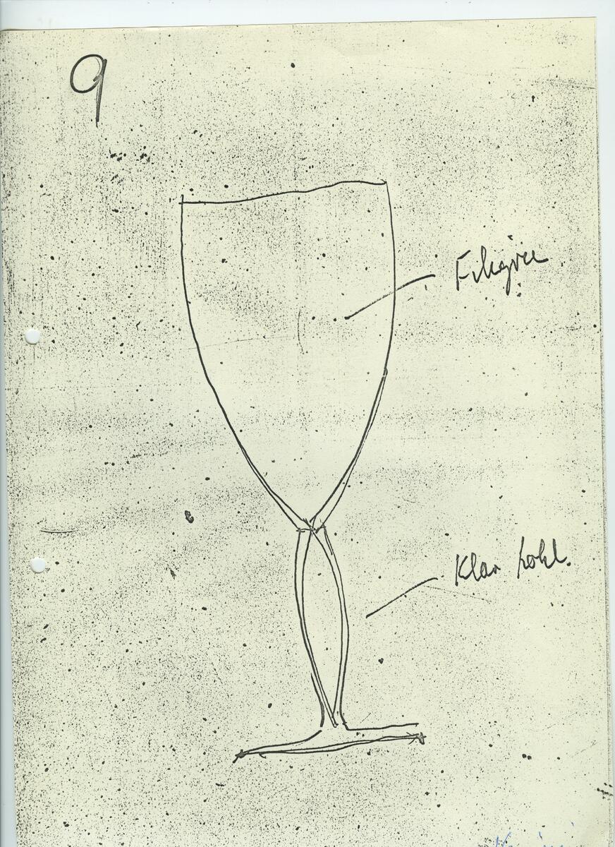 Skisser och referensmaterial till olika porslin- och glasföremål som grytor, kannor, koppar med fat, servisglas m.m. Bland annat formgivning för Rosenthal. Några skisskopior av Tapio Wirkkalas formgivning för Venini - inspirationsmaterial?