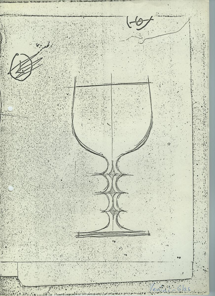 Skisser och referensmaterial till olika porslin- och glasföremål som grytor, kannor, koppar med fat, servisglas m.m. Bland annat formgivning för Rosenthal. Några skisskopior av Tapio Wirkkalas formgivning för Venini - inspirationsmaterial?