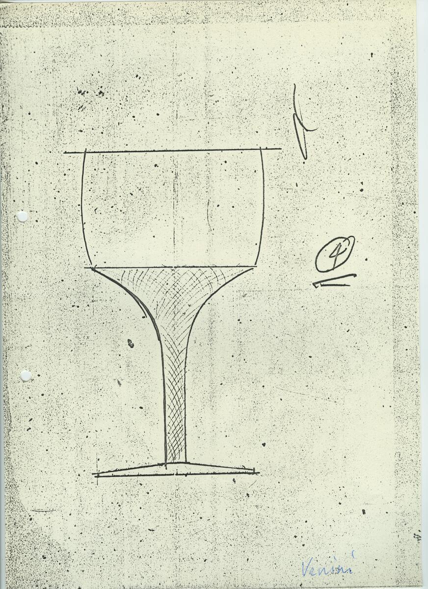 Skisser och referensmaterial till olika porslin- och glasföremål som grytor, kannor, koppar med fat, servisglas m.m. Bland annat formgivning för Rosenthal. Några skisskopior av Tapio Wirkkalas formgivning för Venini - inspirationsmaterial?