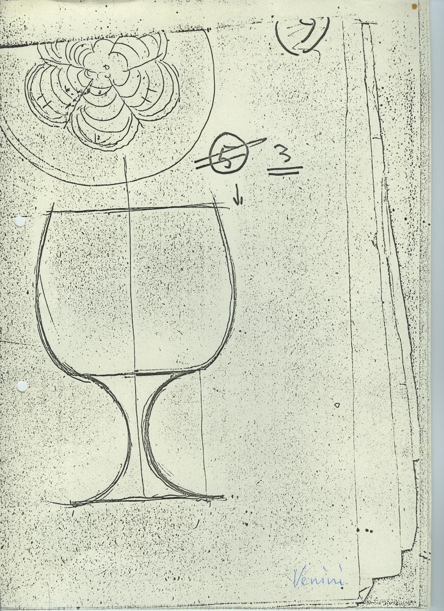 Skisser och referensmaterial till olika porslin- och glasföremål som grytor, kannor, koppar med fat, servisglas m.m. Bland annat formgivning för Rosenthal. Några skisskopior av Tapio Wirkkalas formgivning för Venini - inspirationsmaterial?