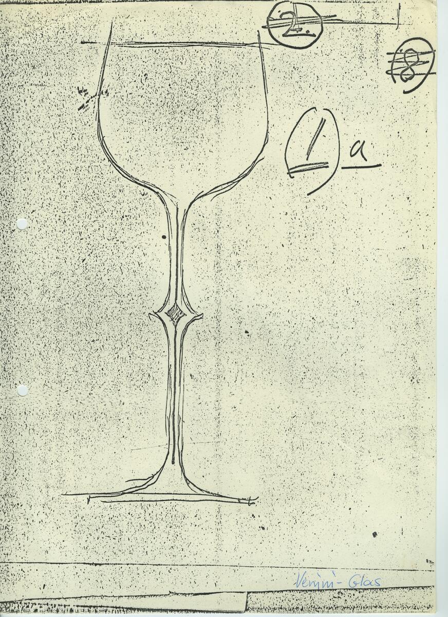 Skisser och referensmaterial till olika porslin- och glasföremål som grytor, kannor, koppar med fat, servisglas m.m. Bland annat formgivning för Rosenthal. Några skisskopior av Tapio Wirkkalas formgivning för Venini - inspirationsmaterial?