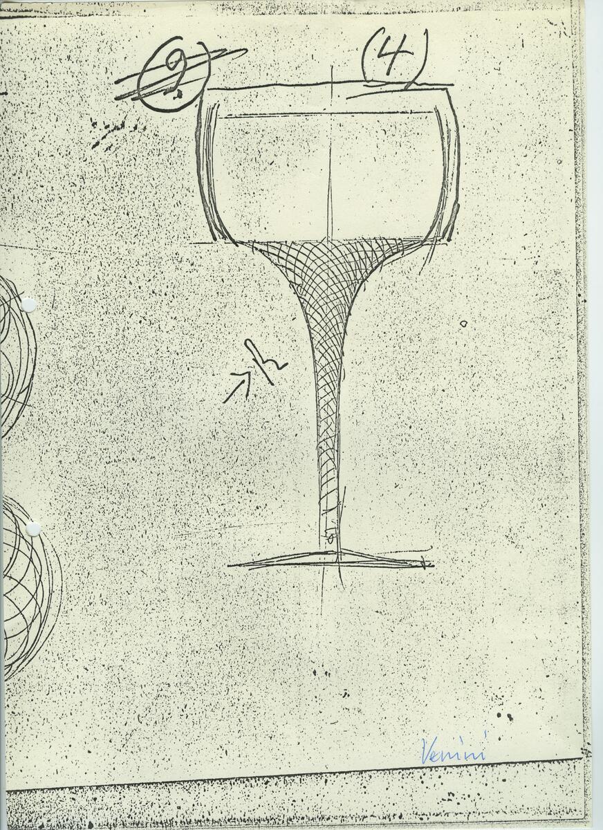 Skisser och referensmaterial till olika porslin- och glasföremål som grytor, kannor, koppar med fat, servisglas m.m. Bland annat formgivning för Rosenthal. Några skisskopior av Tapio Wirkkalas formgivning för Venini - inspirationsmaterial?