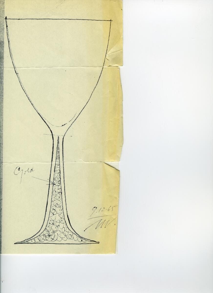 Skisser och referensmaterial till olika porslin- och glasföremål som grytor, kannor, koppar med fat, servisglas m.m. Bland annat formgivning för Rosenthal. Några skisskopior av Tapio Wirkkalas formgivning för Venini - inspirationsmaterial?