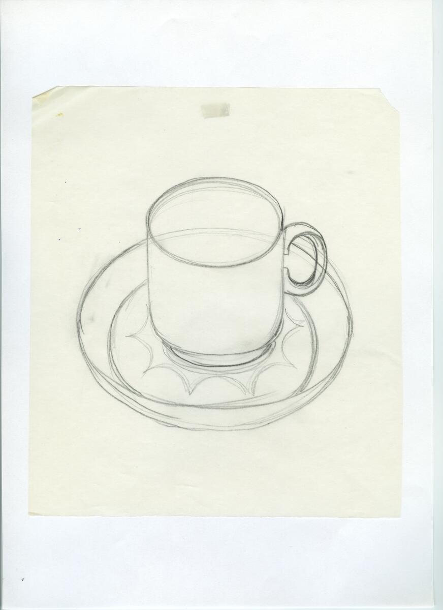 Skisser och referensmaterial till olika porslin- och glasföremål som grytor, kannor, koppar med fat, servisglas m.m. Bland annat formgivning för Rosenthal. Några skisskopior av Tapio Wirkkalas formgivning för Venini - inspirationsmaterial?