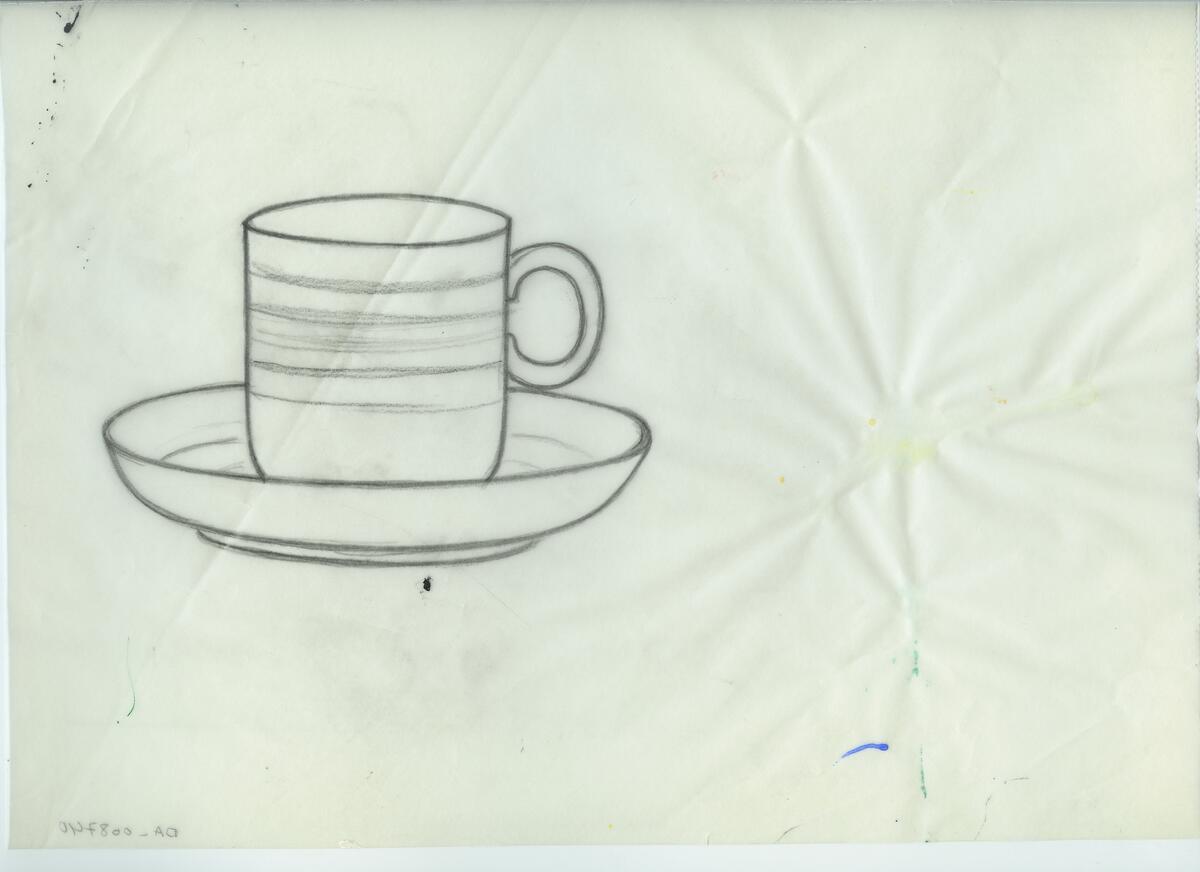 Skisser och referensmaterial till olika porslin- och glasföremål som grytor, kannor, koppar med fat, servisglas m.m. Bland annat formgivning för Rosenthal. Några skisskopior av Tapio Wirkkalas formgivning för Venini - inspirationsmaterial?