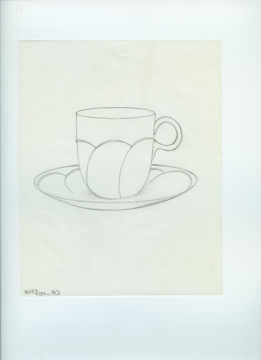 Skisser och referensmaterial till olika porslin- och glasföremål som grytor, kannor, koppar med fat, servisglas m.m. Bland annat formgivning för Rosenthal. Några skisskopior av Tapio Wirkkalas formgivning för Venini - inspirationsmaterial?