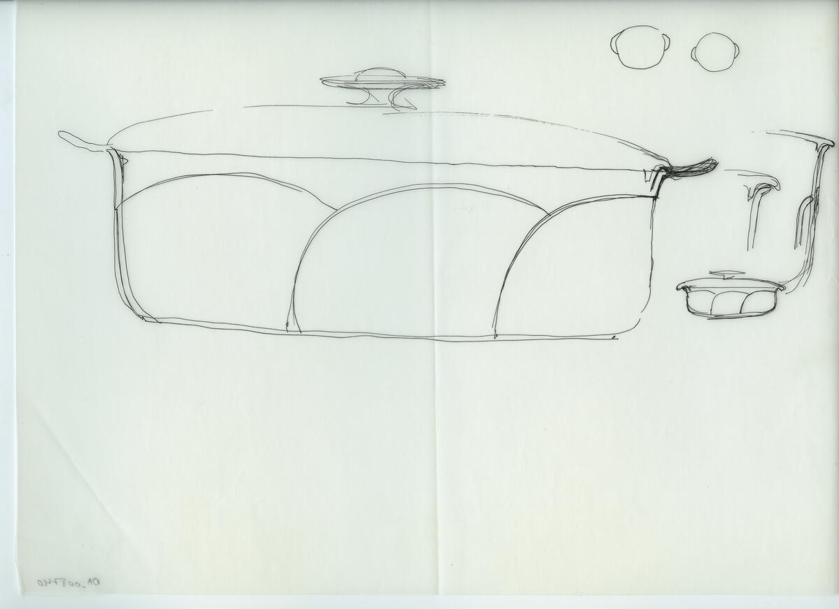 Skisser och referensmaterial till olika porslin- och glasföremål som grytor, kannor, koppar med fat, servisglas m.m. Bland annat formgivning för Rosenthal. Några skisskopior av Tapio Wirkkalas formgivning för Venini - inspirationsmaterial?