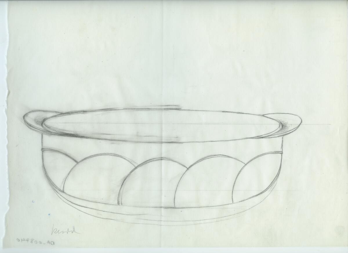 Skisser och referensmaterial till olika porslin- och glasföremål som grytor, kannor, koppar med fat, servisglas m.m. Bland annat formgivning för Rosenthal. Några skisskopior av Tapio Wirkkalas formgivning för Venini - inspirationsmaterial?