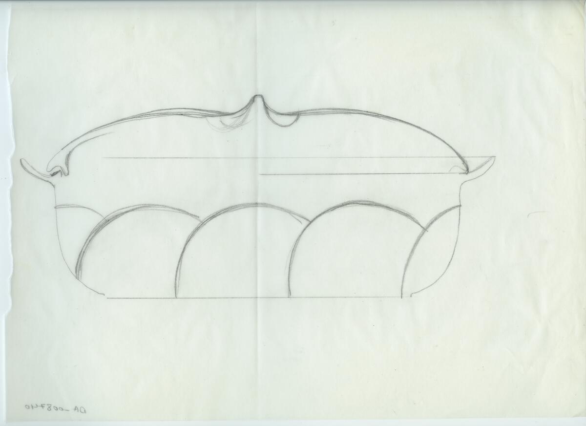 Skisser och referensmaterial till olika porslin- och glasföremål som grytor, kannor, koppar med fat, servisglas m.m. Bland annat formgivning för Rosenthal. Några skisskopior av Tapio Wirkkalas formgivning för Venini - inspirationsmaterial?