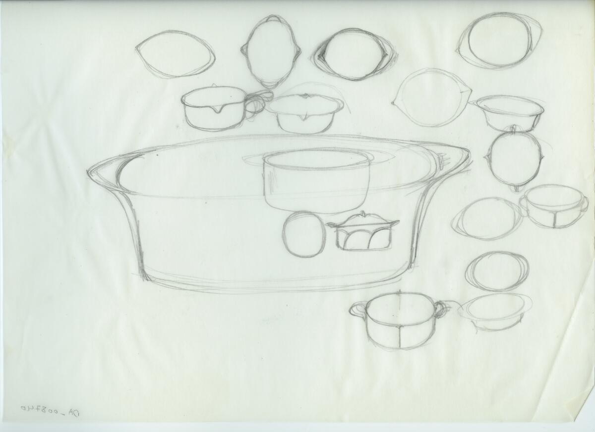 Skisser och referensmaterial till olika porslin- och glasföremål som grytor, kannor, koppar med fat, servisglas m.m. Bland annat formgivning för Rosenthal. Några skisskopior av Tapio Wirkkalas formgivning för Venini - inspirationsmaterial?