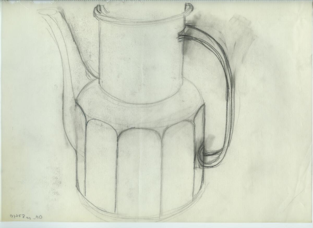 Skisser och referensmaterial till olika porslin- och glasföremål som grytor, kannor, koppar med fat, servisglas m.m. Bland annat formgivning för Rosenthal. Några skisskopior av Tapio Wirkkalas formgivning för Venini - inspirationsmaterial?