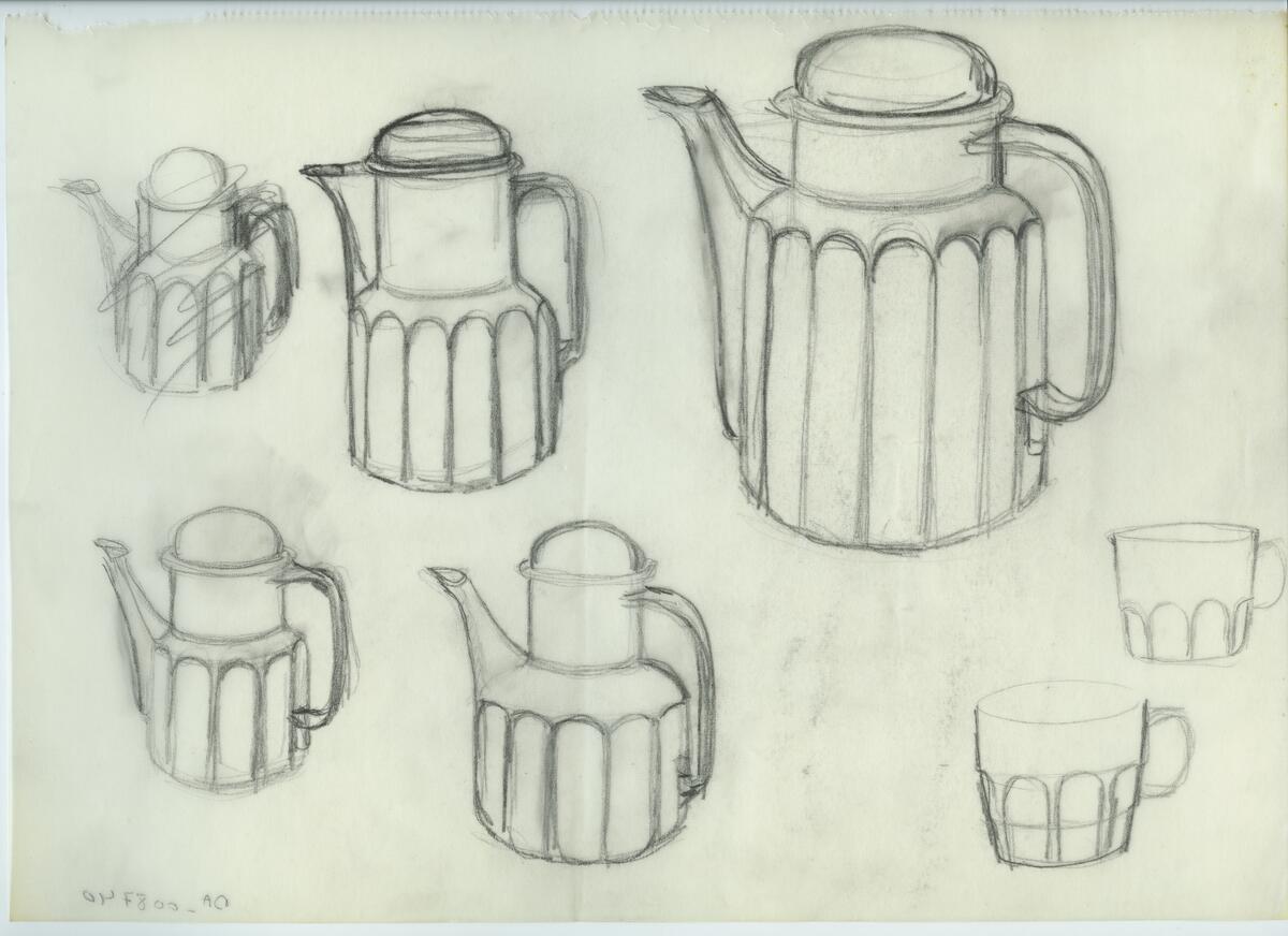 Skisser och referensmaterial till olika porslin- och glasföremål som grytor, kannor, koppar med fat, servisglas m.m. Bland annat formgivning för Rosenthal. Några skisskopior av Tapio Wirkkalas formgivning för Venini - inspirationsmaterial?