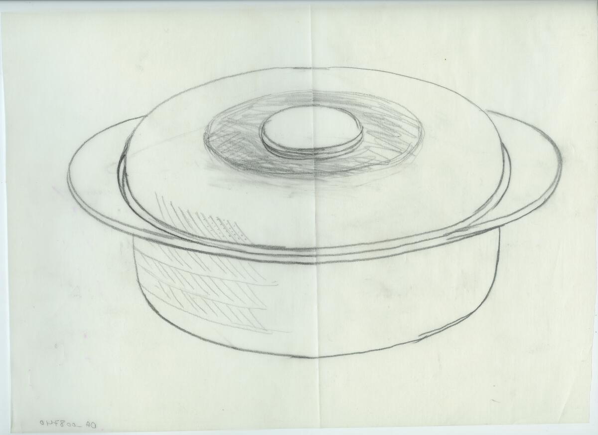 Skisser och referensmaterial till olika porslin- och glasföremål som grytor, kannor, koppar med fat, servisglas m.m. Bland annat formgivning för Rosenthal. Några skisskopior av Tapio Wirkkalas formgivning för Venini - inspirationsmaterial?