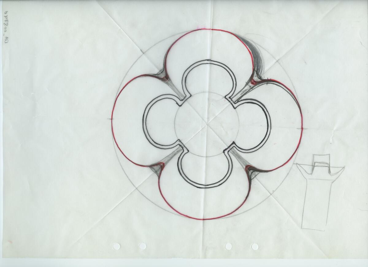 Skisser och referensmaterial till olika porslin- och glasföremål som grytor, kannor, koppar med fat, servisglas m.m. Bland annat formgivning för Rosenthal. Några skisskopior av Tapio Wirkkalas formgivning för Venini - inspirationsmaterial?