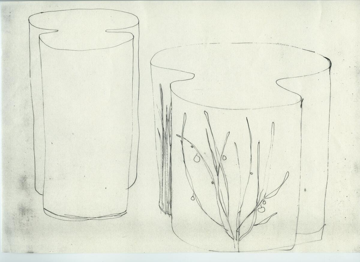 Skisser och referensmaterial till olika porslin- och glasföremål som grytor, kannor, koppar med fat, servisglas m.m. Bland annat formgivning för Rosenthal. Några skisskopior av Tapio Wirkkalas formgivning för Venini - inspirationsmaterial?