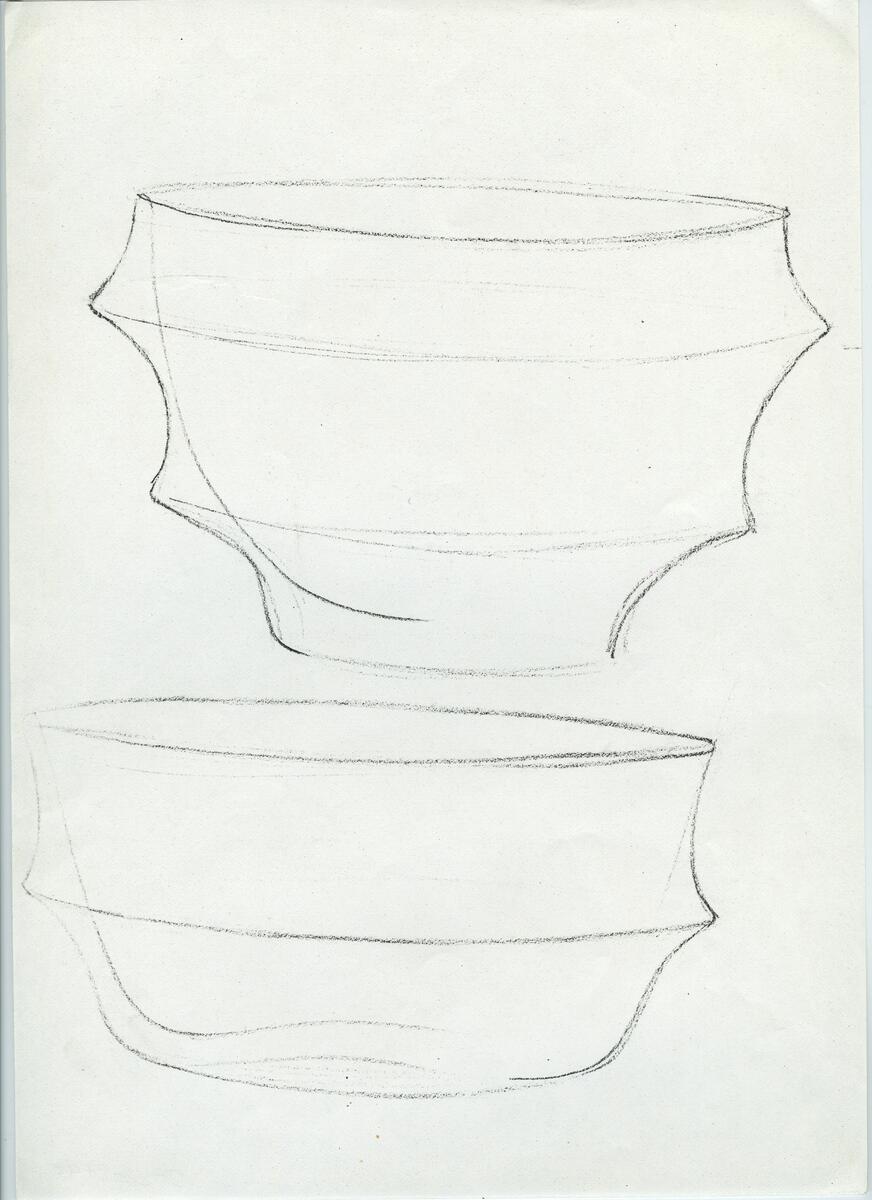 Skisser och referensmaterial till olika porslin- och glasföremål som grytor, kannor, koppar med fat, servisglas m.m. Bland annat formgivning för Rosenthal. Några skisskopior av Tapio Wirkkalas formgivning för Venini - inspirationsmaterial?