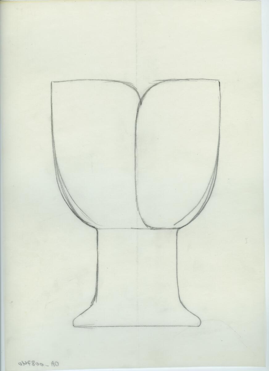 Skisser och referensmaterial till olika porslin- och glasföremål som grytor, kannor, koppar med fat, servisglas m.m. Bland annat formgivning för Rosenthal. Några skisskopior av Tapio Wirkkalas formgivning för Venini - inspirationsmaterial?