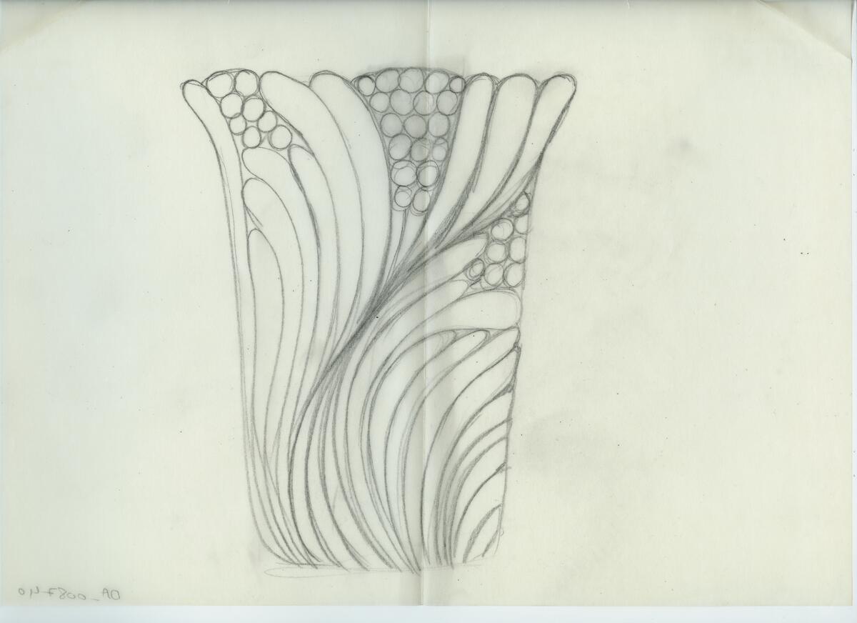 Skisser och referensmaterial till olika porslin- och glasföremål som grytor, kannor, koppar med fat, servisglas m.m. Bland annat formgivning för Rosenthal. Några skisskopior av Tapio Wirkkalas formgivning för Venini - inspirationsmaterial?