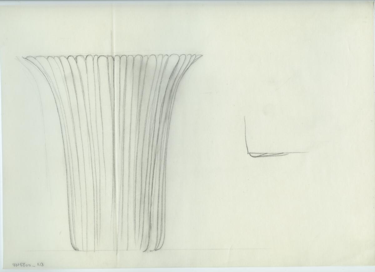 Skisser och referensmaterial till olika porslin- och glasföremål som grytor, kannor, koppar med fat, servisglas m.m. Bland annat formgivning för Rosenthal. Några skisskopior av Tapio Wirkkalas formgivning för Venini - inspirationsmaterial?