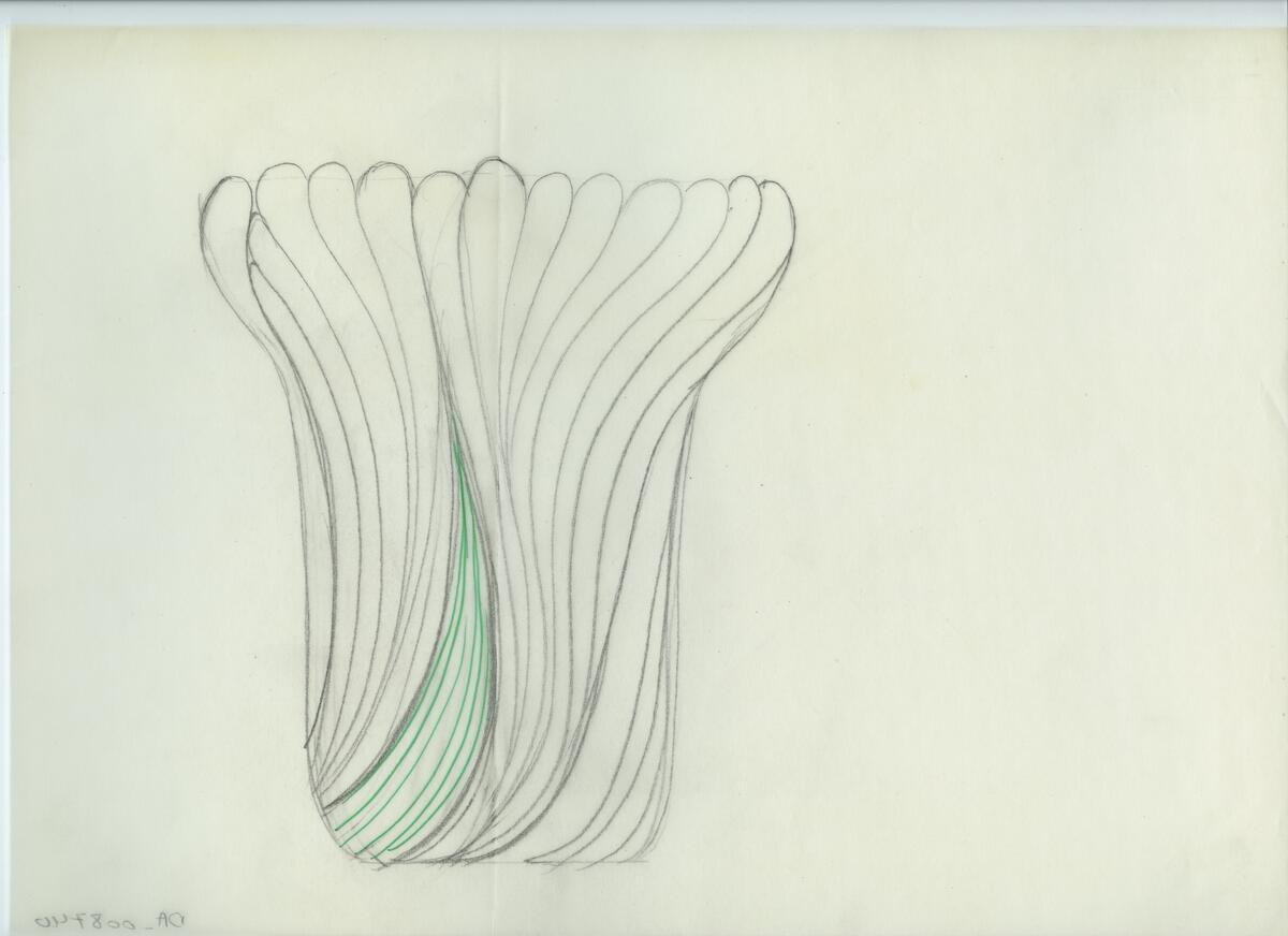Skisser och referensmaterial till olika porslin- och glasföremål som grytor, kannor, koppar med fat, servisglas m.m. Bland annat formgivning för Rosenthal. Några skisskopior av Tapio Wirkkalas formgivning för Venini - inspirationsmaterial?