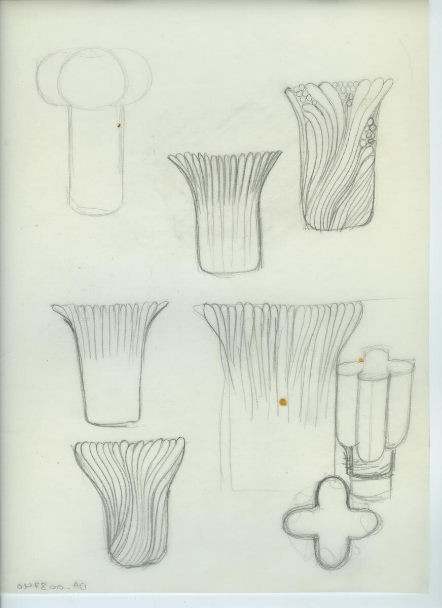 Skisser och referensmaterial till olika porslin- och glasföremål som grytor, kannor, koppar med fat, servisglas m.m. Bland annat formgivning för Rosenthal. Några skisskopior av Tapio Wirkkalas formgivning för Venini - inspirationsmaterial?