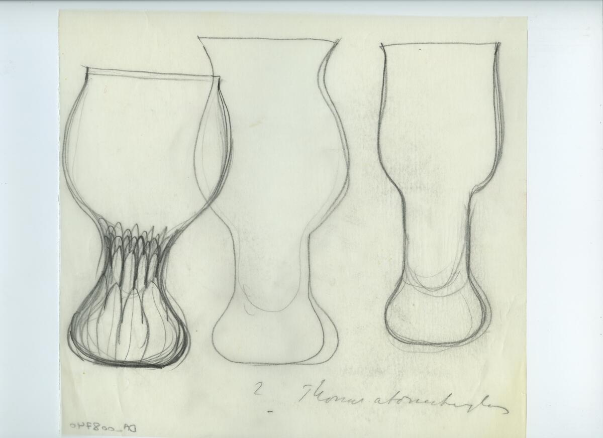 Skisser och referensmaterial till olika porslin- och glasföremål som grytor, kannor, koppar med fat, servisglas m.m. Bland annat formgivning för Rosenthal. Några skisskopior av Tapio Wirkkalas formgivning för Venini - inspirationsmaterial?