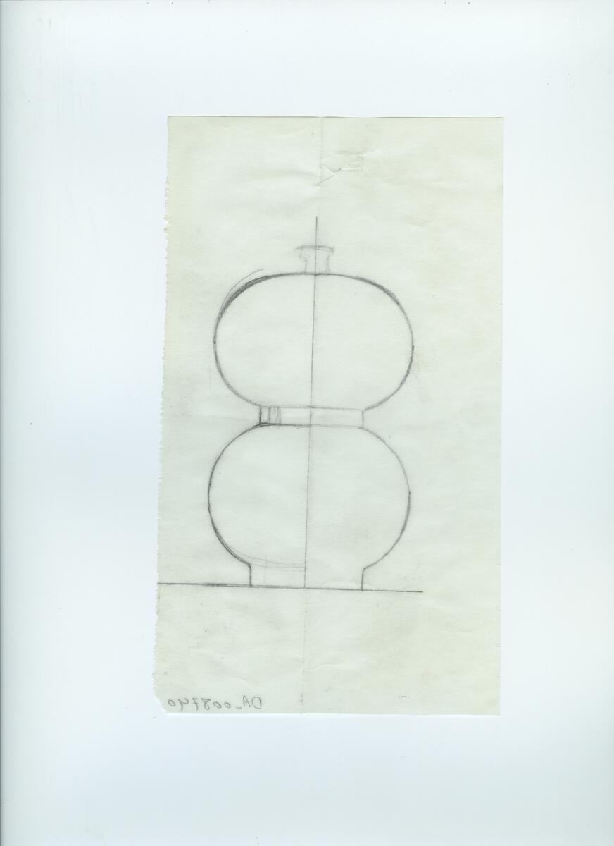 Skisser och referensmaterial till olika porslin- och glasföremål som grytor, kannor, koppar med fat, servisglas m.m. Bland annat formgivning för Rosenthal. Några skisskopior av Tapio Wirkkalas formgivning för Venini - inspirationsmaterial?