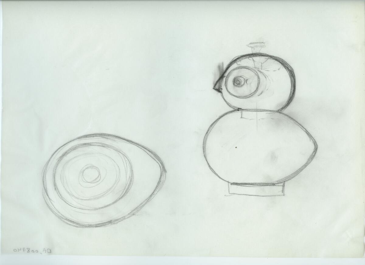 Skisser och referensmaterial till olika porslin- och glasföremål som grytor, kannor, koppar med fat, servisglas m.m. Bland annat formgivning för Rosenthal. Några skisskopior av Tapio Wirkkalas formgivning för Venini - inspirationsmaterial?