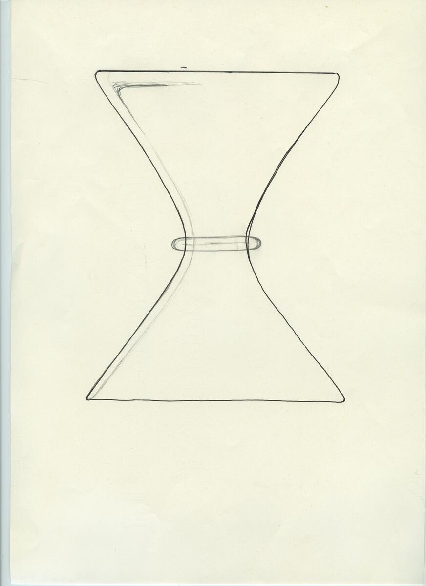 Skisser och referensmaterial till olika porslin- och glasföremål som grytor, kannor, koppar med fat, servisglas m.m. Bland annat formgivning för Rosenthal. Några skisskopior av Tapio Wirkkalas formgivning för Venini - inspirationsmaterial?