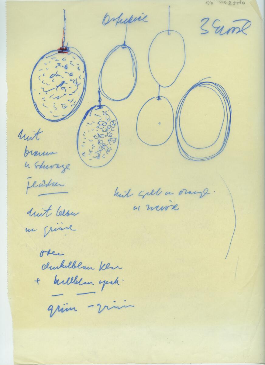 Skisser och referensmaterial till olika porslin- och glasföremål som grytor, kannor, koppar med fat, servisglas m.m. Bland annat formgivning för Rosenthal. Några skisskopior av Tapio Wirkkalas formgivning för Venini - inspirationsmaterial?