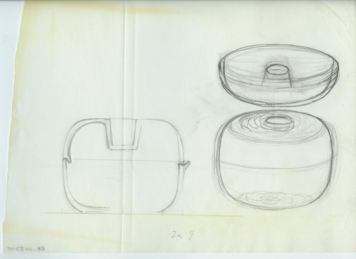 Skisser och referensmaterial till olika porslin- och glasföremål som grytor, kannor, koppar med fat, servisglas m.m. Bland annat formgivning för Rosenthal. Några skisskopior av Tapio Wirkkalas formgivning för Venini - inspirationsmaterial?