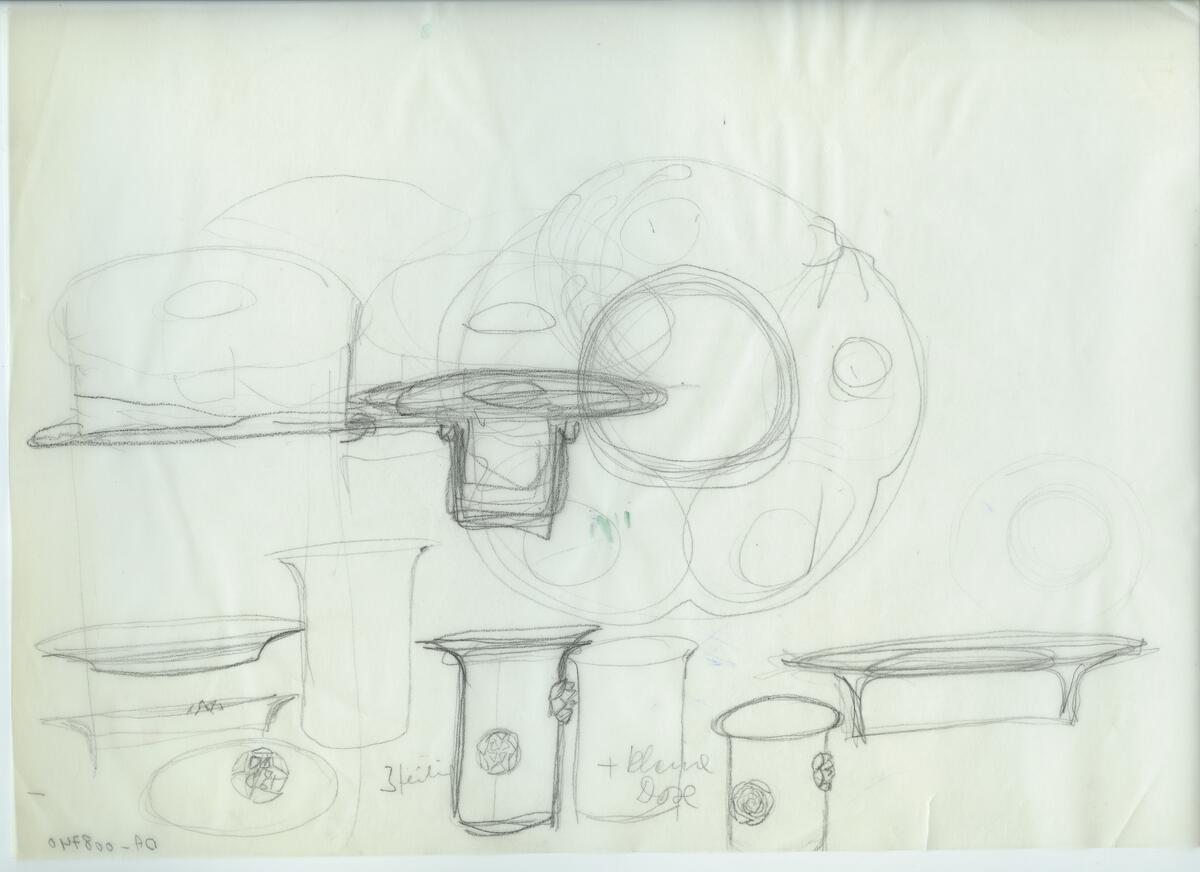 Skisser och referensmaterial till olika porslin- och glasföremål som grytor, kannor, koppar med fat, servisglas m.m. Bland annat formgivning för Rosenthal. Några skisskopior av Tapio Wirkkalas formgivning för Venini - inspirationsmaterial?