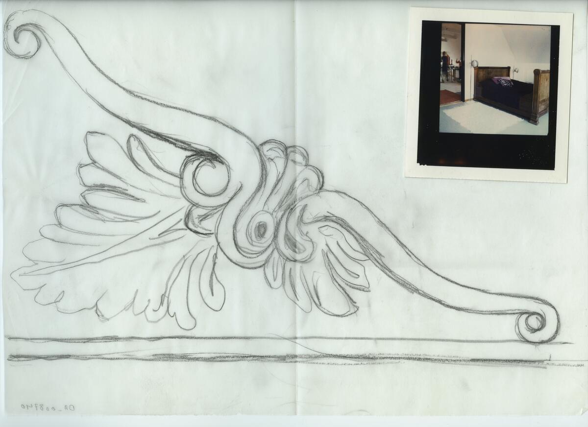 Skisser och referensmaterial till olika porslin- och glasföremål som grytor, kannor, koppar med fat, servisglas m.m. Bland annat formgivning för Rosenthal. Några skisskopior av Tapio Wirkkalas formgivning för Venini - inspirationsmaterial?