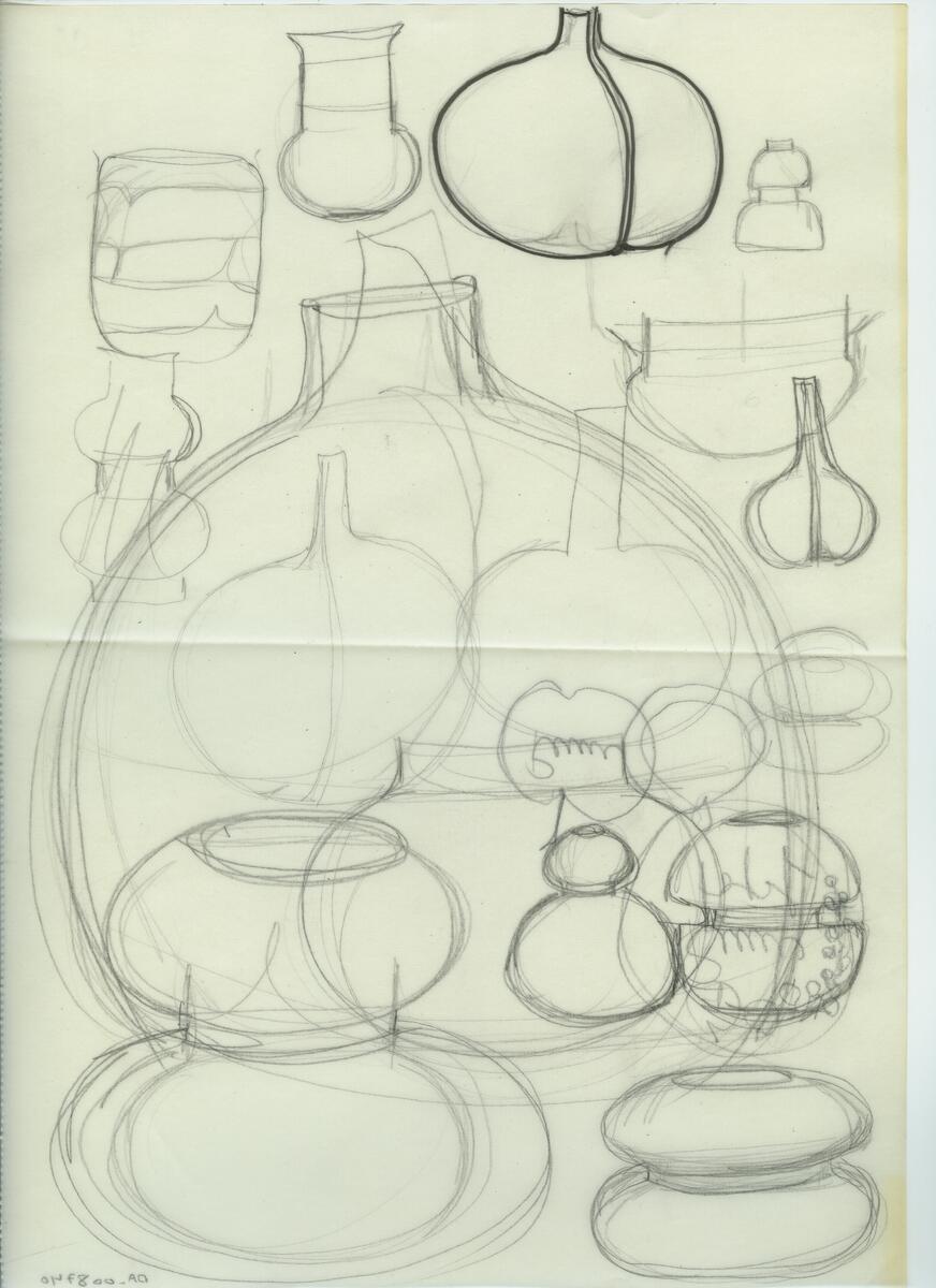Skisser och referensmaterial till olika porslin- och glasföremål som grytor, kannor, koppar med fat, servisglas m.m. Bland annat formgivning för Rosenthal. Några skisskopior av Tapio Wirkkalas formgivning för Venini - inspirationsmaterial?